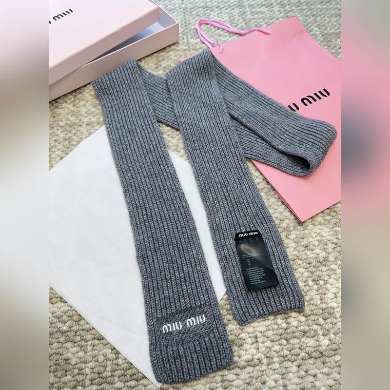 Miu新款圍巾 性價(jià)比真的高給你們種草一下下~MiuMiu簡(jiǎn)約百搭羊毛針織，真的