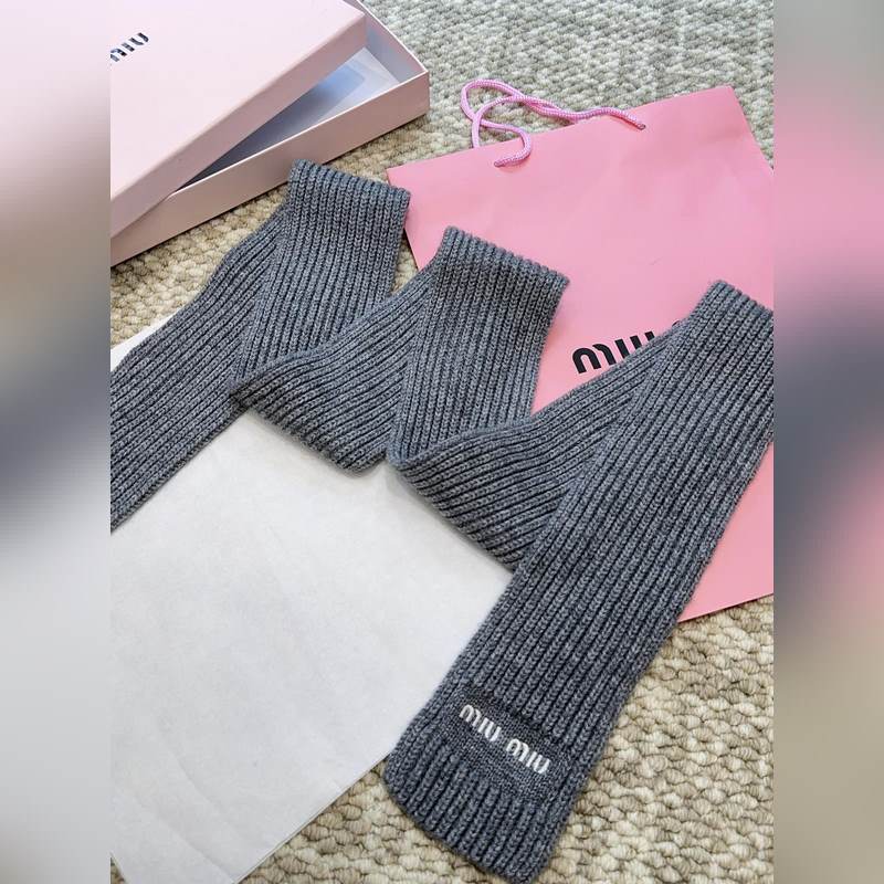 Miu新款圍巾 性價(jià)比真的高給你們種草一下下~MiuMiu簡(jiǎn)約百搭羊毛針織，真的