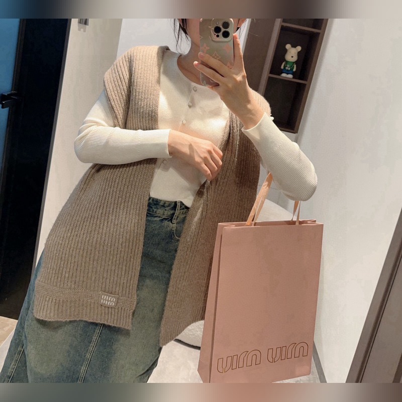 miumiu男女同款 又保暖又有質感的羊絨圍巾，溫暖一整個冬天，毛茸茸的好溫暖，