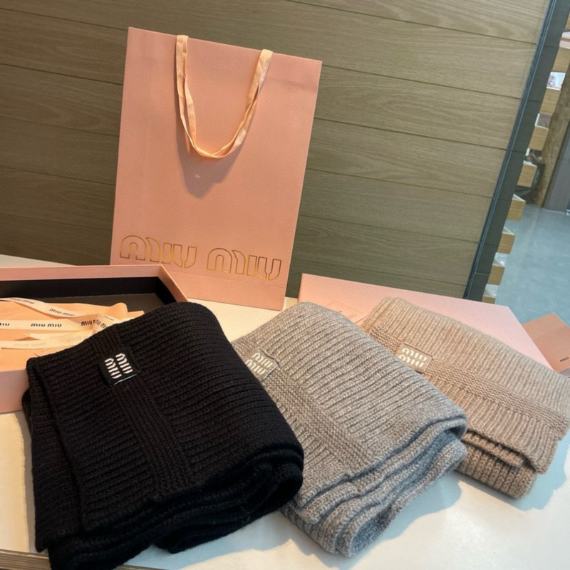 miumiu男女同款 又保暖又有質感的羊絨圍巾，溫暖一整個冬天，毛茸茸的好溫暖，