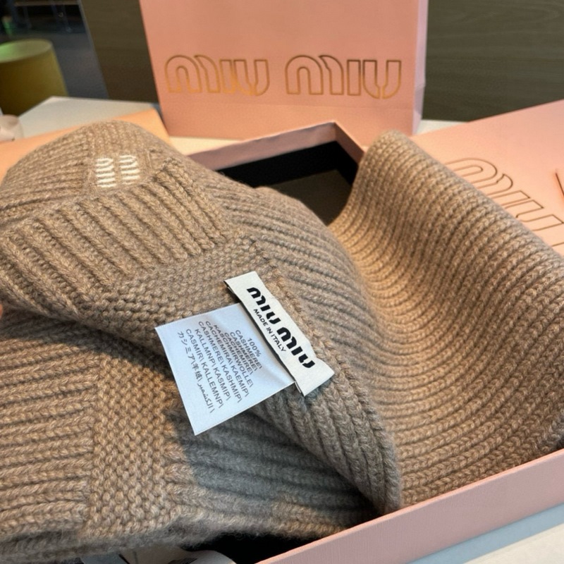 miumiu男女同款 又保暖又有質感的羊絨圍巾，溫暖一整個冬天，毛茸茸的好溫暖，