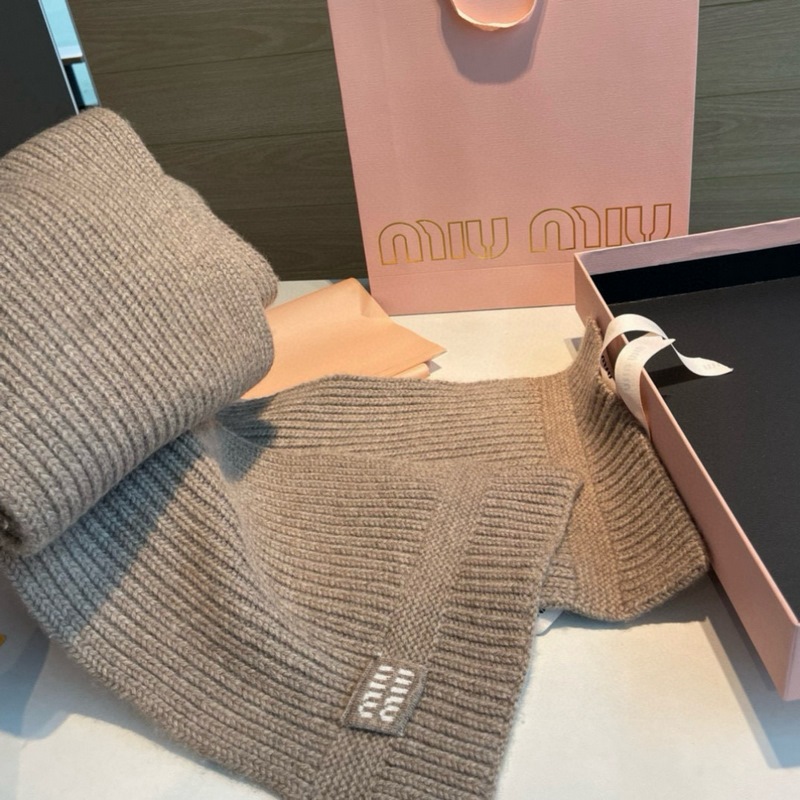 miumiu男女同款 又保暖又有質感的羊絨圍巾，溫暖一整個冬天，毛茸茸的好溫暖，