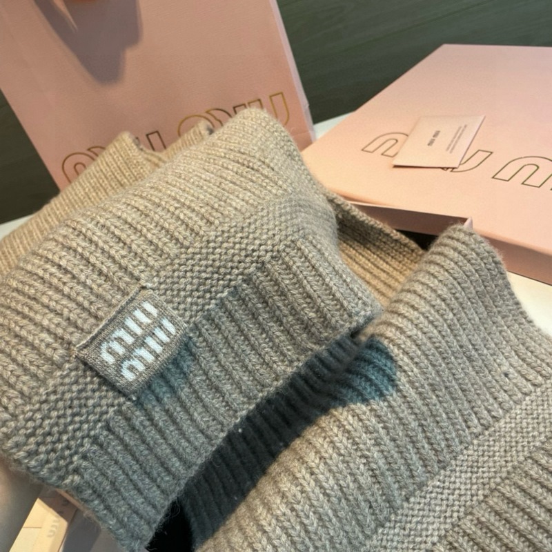 miumiu男女同款 又保暖又有質感的羊絨圍巾，溫暖一整個冬天，毛茸茸的好溫暖，