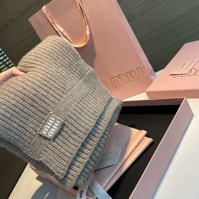 miumiu男女同款 又保暖又有質感的羊絨圍巾，溫暖一整個冬天，毛茸茸的好溫暖，