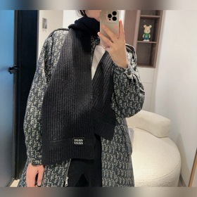 miumiu男女同款 又保暖又有質(zhì)感的羊絨圍巾，溫暖一整個(gè)冬天，毛茸茸的好溫暖，