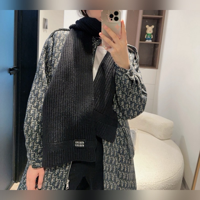 miumiu男女同款 又保暖又有質感的羊絨圍巾，溫暖一整個冬天，毛茸茸的好溫暖，