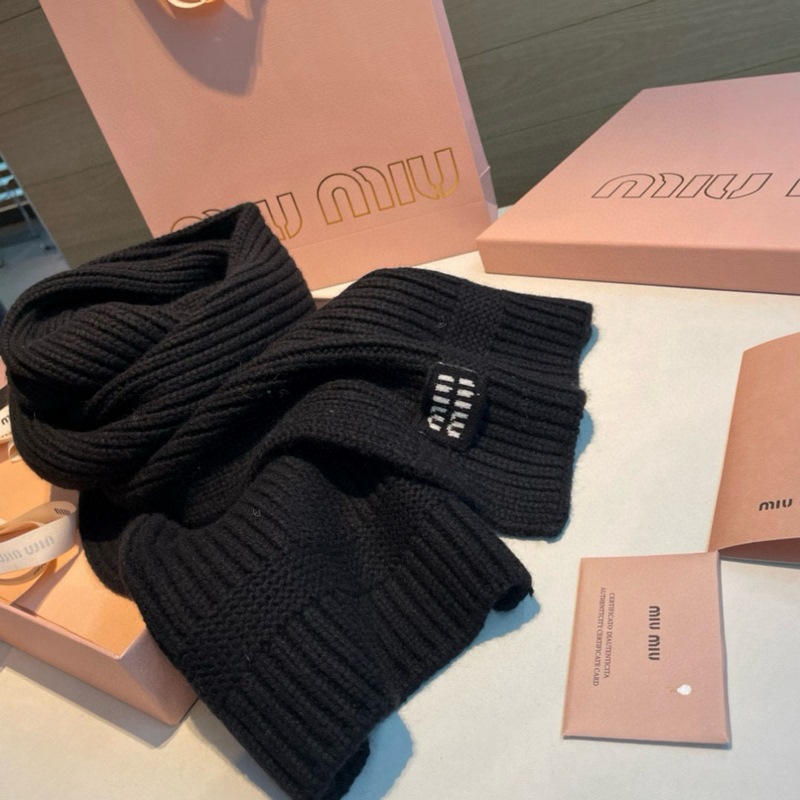 miumiu男女同款 又保暖又有質感的羊絨圍巾，溫暖一整個冬天，毛茸茸的好溫暖，