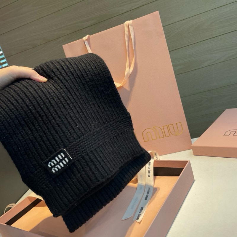 miumiu男女同款 又保暖又有質感的羊絨圍巾，溫暖一整個冬天，毛茸茸的好溫暖，