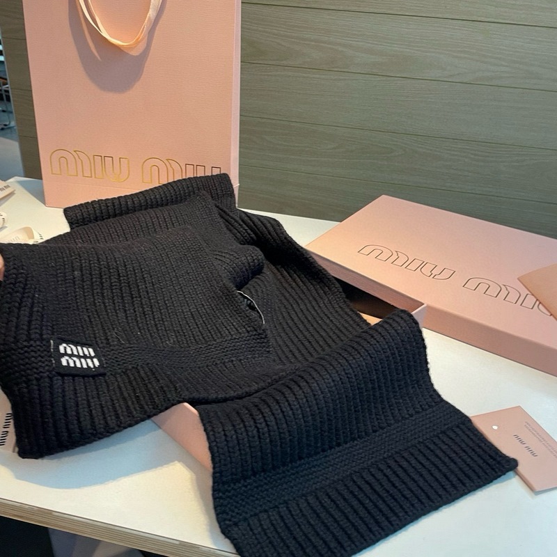 miumiu男女同款 又保暖又有質感的羊絨圍巾，溫暖一整個冬天，毛茸茸的好溫暖，