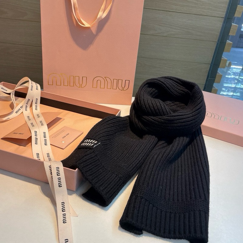 miumiu男女同款 又保暖又有質感的羊絨圍巾，溫暖一整個冬天，毛茸茸的好溫暖，