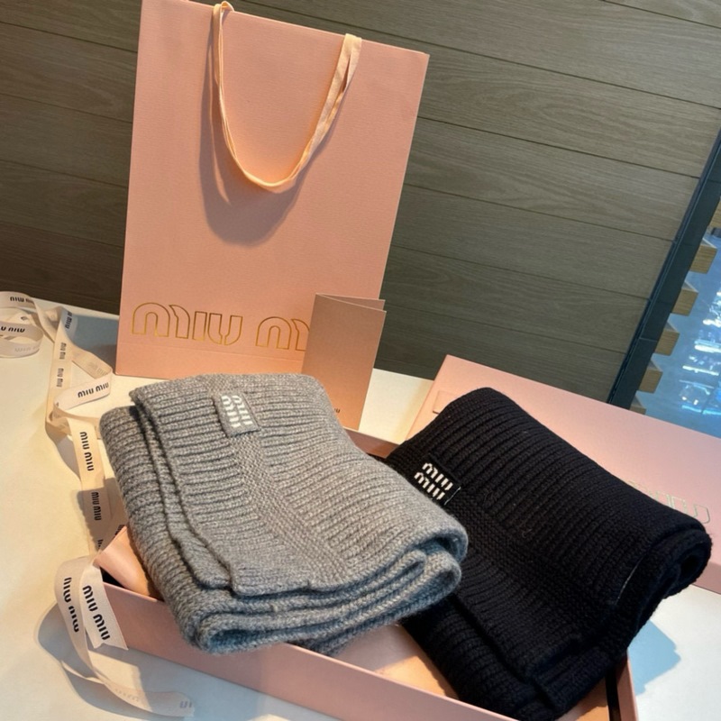 miumiu男女同款 又保暖又有質感的羊絨圍巾，溫暖一整個冬天，毛茸茸的好溫暖，