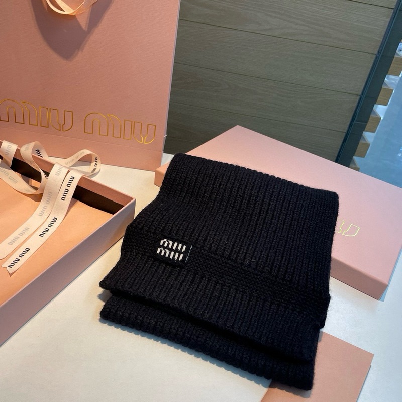 miumiu男女同款 又保暖又有質感的羊絨圍巾，溫暖一整個冬天，毛茸茸的好溫暖，