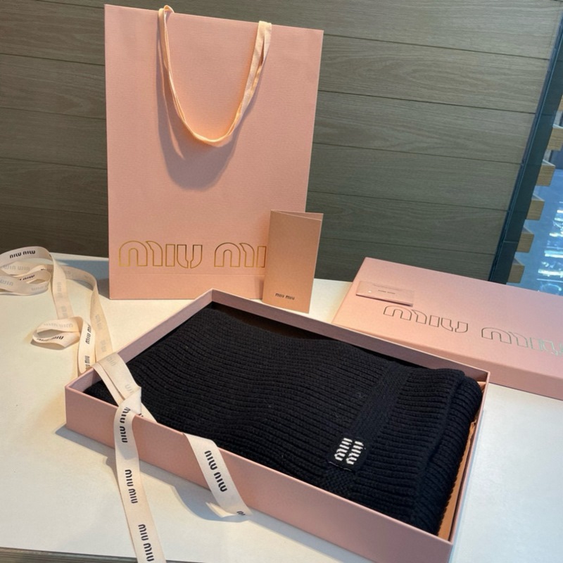 miumiu男女同款 又保暖又有質感的羊絨圍巾，溫暖一整個冬天，毛茸茸的好溫暖，