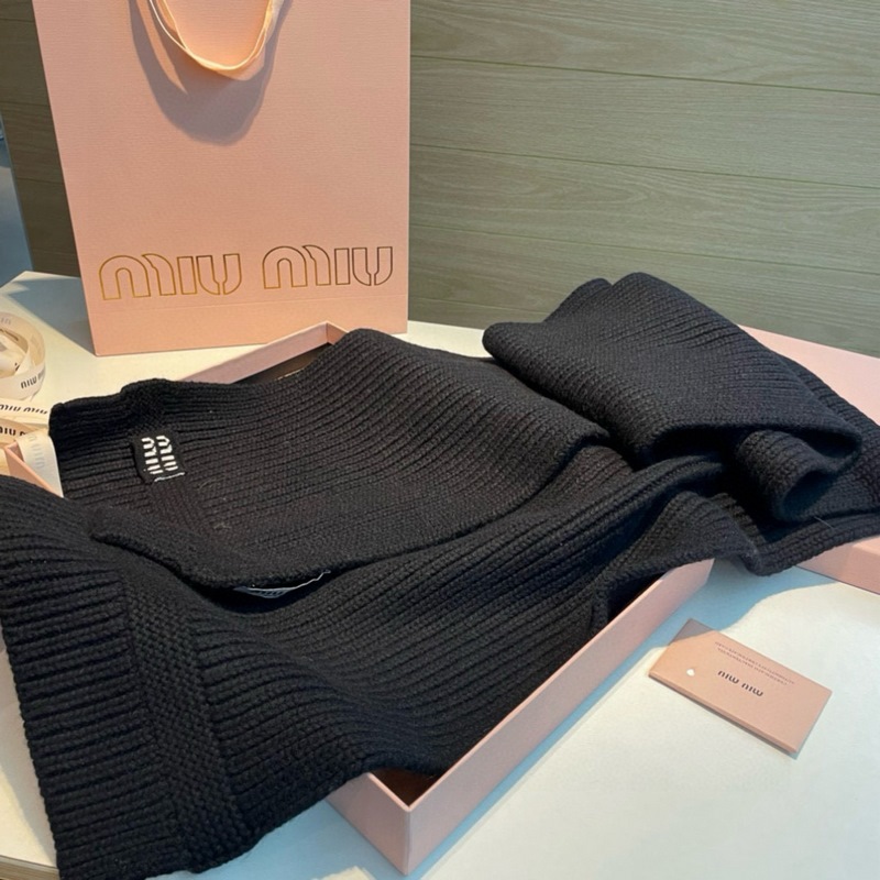 miumiu男女同款 又保暖又有質感的羊絨圍巾，溫暖一整個冬天，毛茸茸的好溫暖，