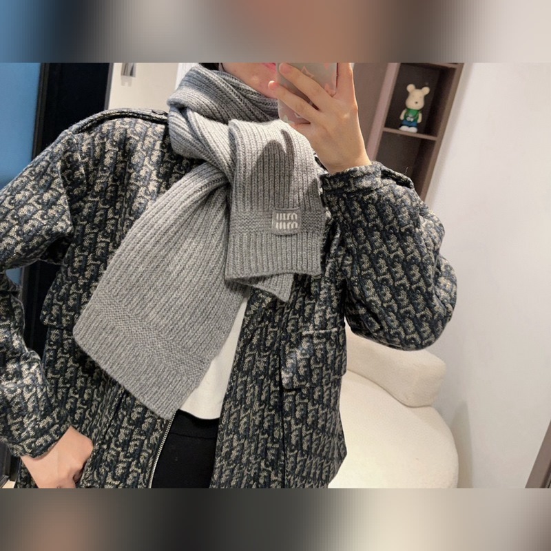 miumiu男女同款 又保暖又有質感的羊絨圍巾，溫暖一整個冬天，毛茸茸的好溫暖，