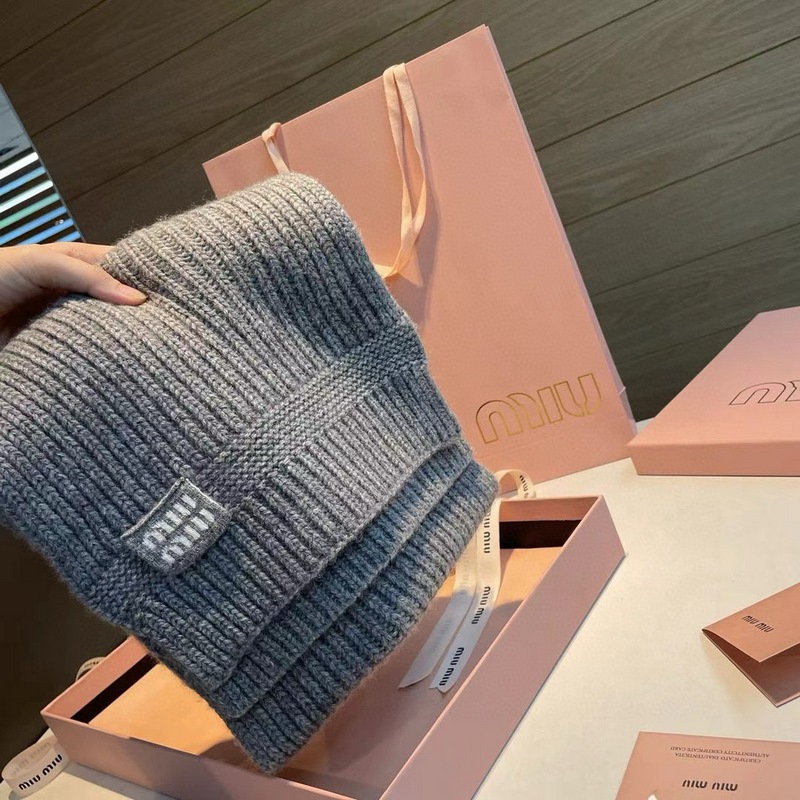 miumiu男女同款 又保暖又有質感的羊絨圍巾，溫暖一整個冬天，毛茸茸的好溫暖，