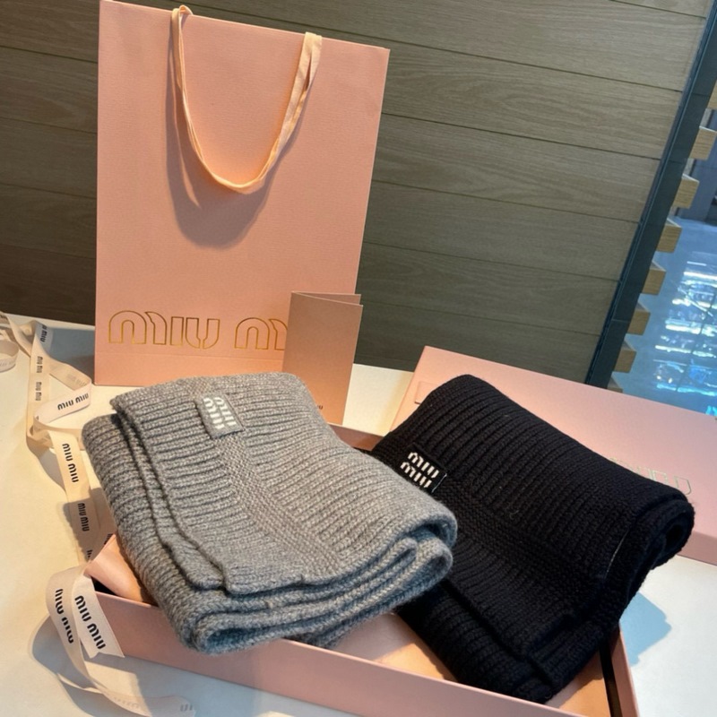 miumiu男女同款 又保暖又有質感的羊絨圍巾，溫暖一整個冬天，毛茸茸的好溫暖，