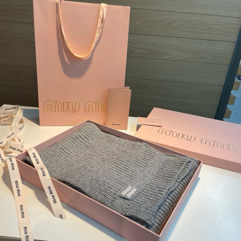 miumiu男女同款 又保暖又有質感的羊絨圍巾，溫暖一整個冬天，毛茸茸的好溫暖，