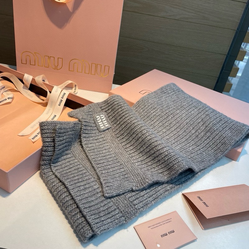 miumiu男女同款 又保暖又有質感的羊絨圍巾，溫暖一整個冬天，毛茸茸的好溫暖，