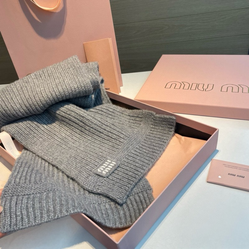 miumiu男女同款 又保暖又有質感的羊絨圍巾，溫暖一整個冬天，毛茸茸的好溫暖，