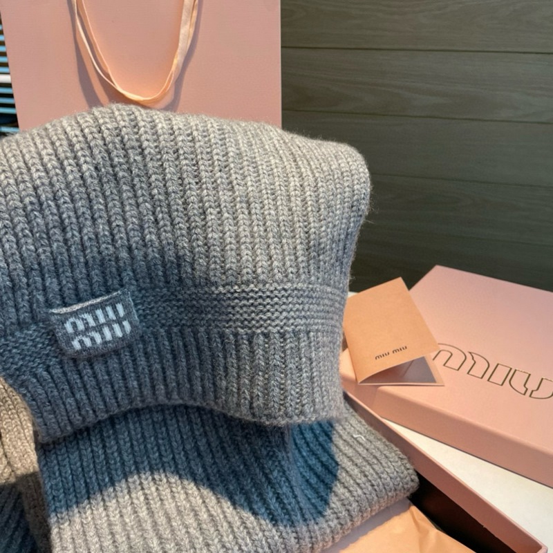 miumiu男女同款 又保暖又有質感的羊絨圍巾，溫暖一整個冬天，毛茸茸的好溫暖，