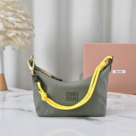 5NE841新品牛仔布飯盒包，獨(dú)特的冰裂紋理，正面標(biāo)志性 Miu金額logo，棉