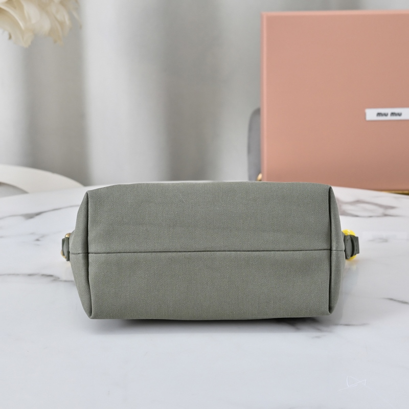 5NE841新品牛仔布飯盒包，獨特的冰裂紋理，正面標志性 Miu金額logo，棉