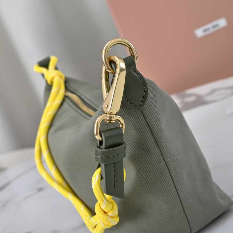 5NE841新品牛仔布飯盒包，獨特的冰裂紋理，正面標志性 Miu金額logo，棉