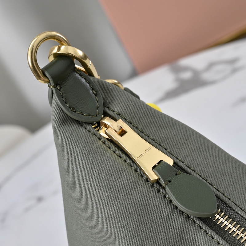 5NE841新品牛仔布飯盒包，獨特的冰裂紋理，正面標志性 Miu金額logo，棉