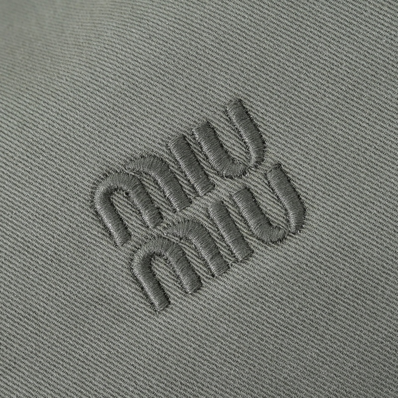 5NE841新品牛仔布飯盒包，獨特的冰裂紋理，正面標志性 Miu金額logo，棉