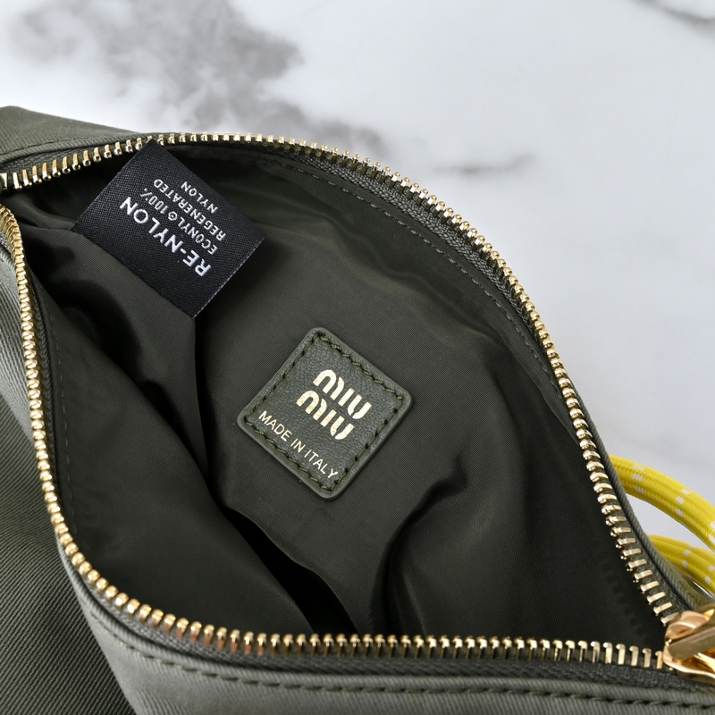 5NE841新品牛仔布飯盒包，獨特的冰裂紋理，正面標志性 Miu金額logo，棉