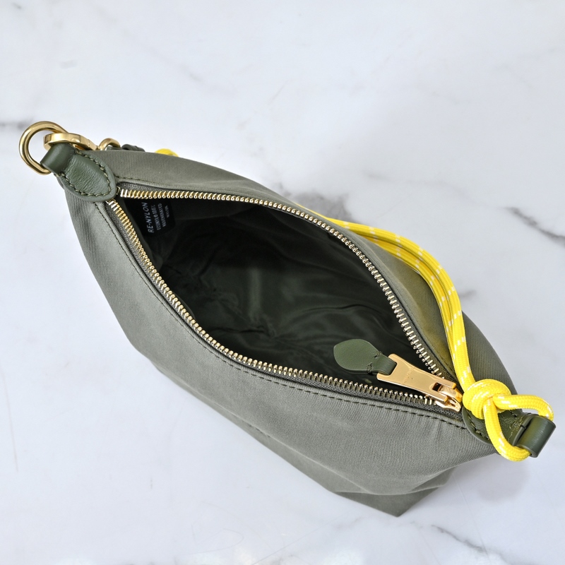 5NE841新品牛仔布飯盒包，獨特的冰裂紋理，正面標志性 Miu金額logo，棉