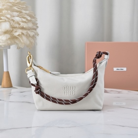 5NE841新品牛仔布飯盒包，獨(dú)特的冰裂紋理，正面標(biāo)志性 Miu金額logo，棉