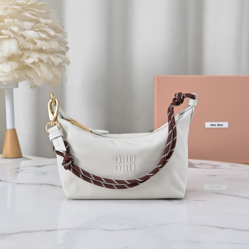 5NE841新品牛仔布飯盒包，獨特的冰裂紋理，正面標志性 Miu金額logo，棉