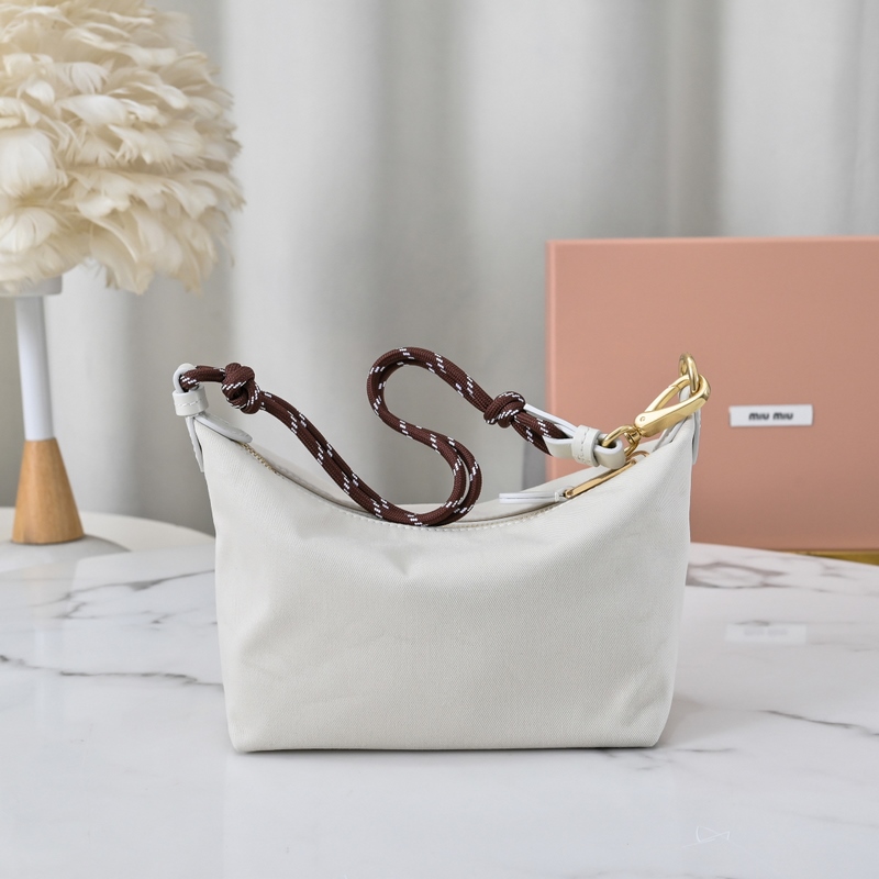 5NE841新品牛仔布飯盒包，獨特的冰裂紋理，正面標志性 Miu金額logo，棉