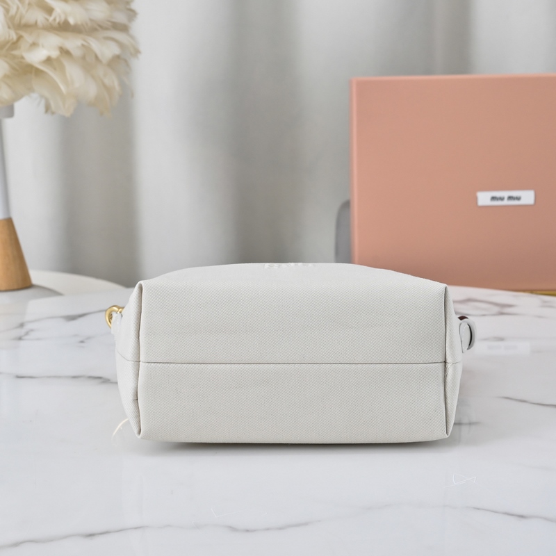 5NE841新品牛仔布飯盒包，獨特的冰裂紋理，正面標志性 Miu金額logo，棉