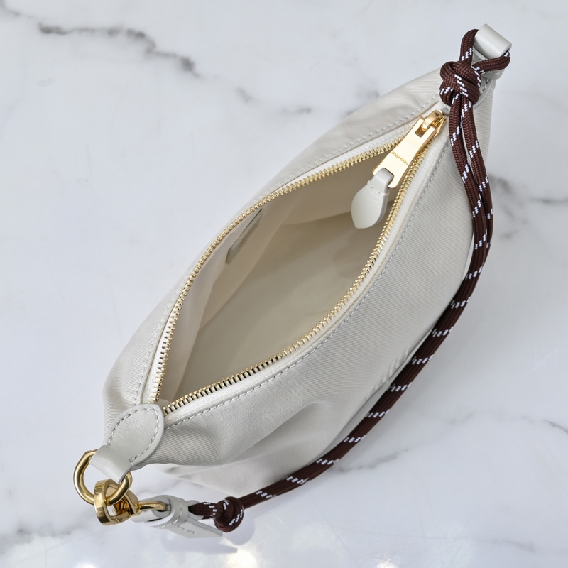 5NE841新品牛仔布飯盒包，獨特的冰裂紋理，正面標志性 Miu金額logo，棉