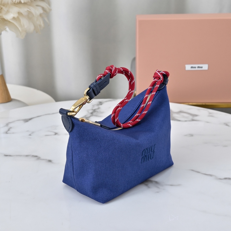 5NE841新品牛仔布飯盒包，獨特的冰裂紋理，正面標志性 Miu金額logo，棉