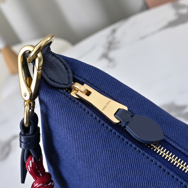 5NE841新品牛仔布飯盒包，獨特的冰裂紋理，正面標志性 Miu金額logo，棉