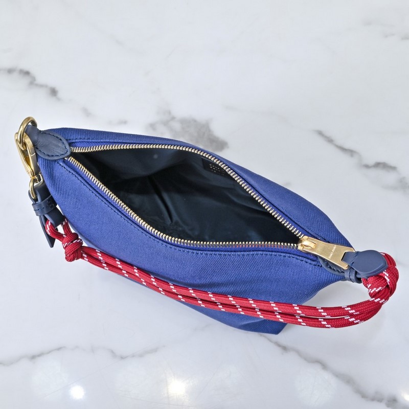 5NE841新品牛仔布飯盒包，獨特的冰裂紋理，正面標志性 Miu金額logo，棉