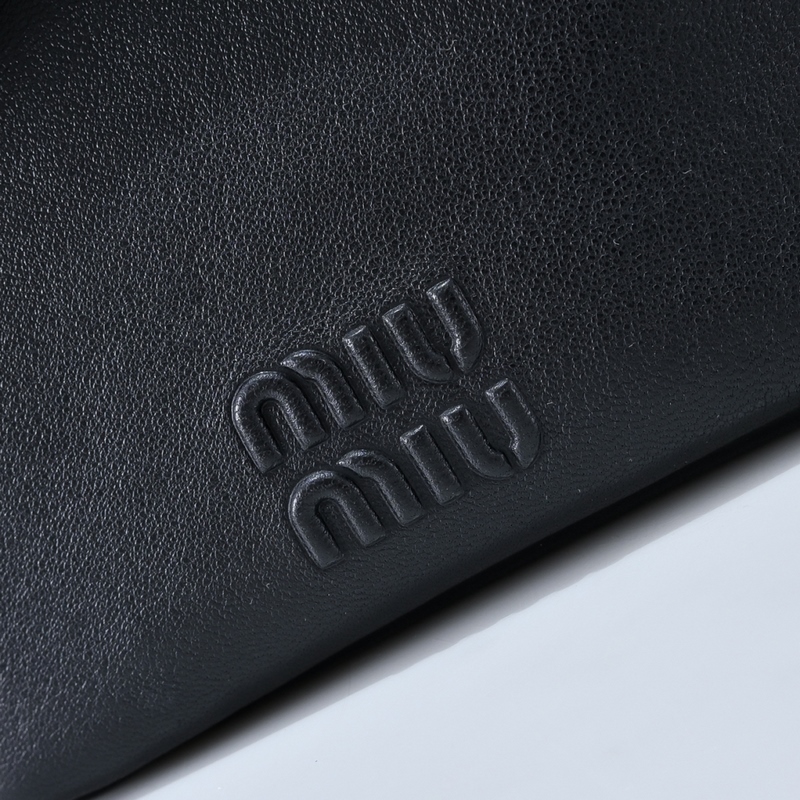 5NR461，Miu Miu 新品迷你福袋小水桶包Aventure，采用頂級進口
