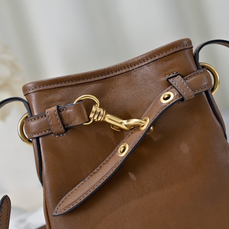 5NR461，Miu Miu 新品迷你福袋小水桶包Aventure，采用頂級進口