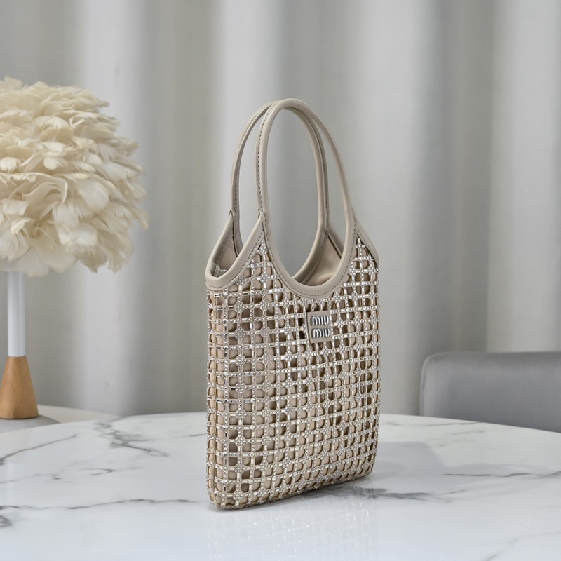 5BA281鑽石包 這款手袋通體覆蓋由人造仿水晶組成的幾何圖案，細(xì)節(jié)精緻考究，經(jīng)