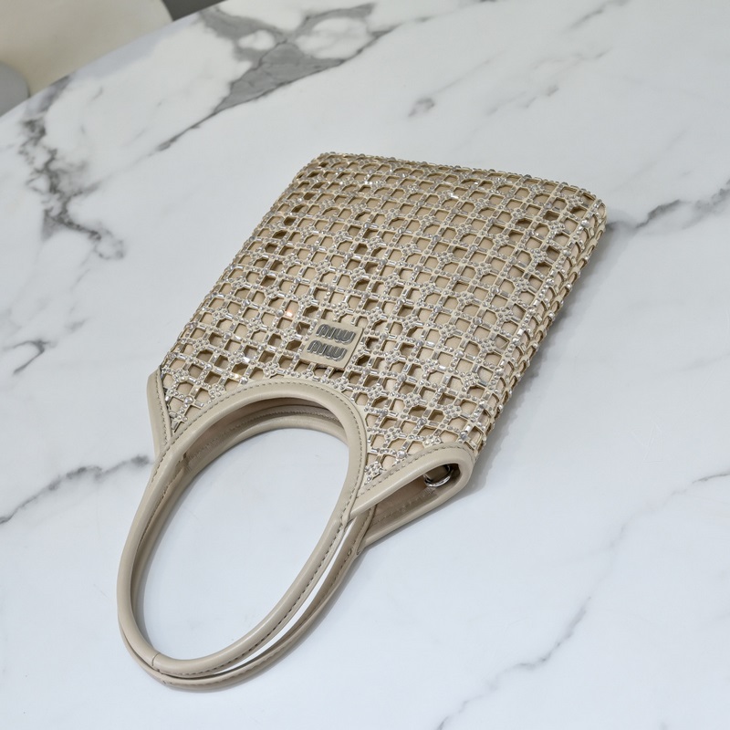 5BA281鑽石包 這款手袋通體覆蓋由人造仿水晶組成的幾何圖案，細(xì)節(jié)精緻考究，經(jīng)