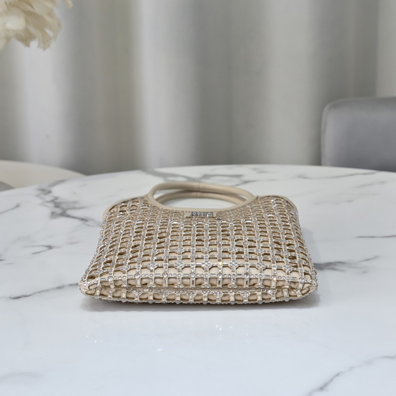 5BA281鑽石包 這款手袋通體覆蓋由人造仿水晶組成的幾何圖案，細(xì)節(jié)精緻考究，經(jīng)