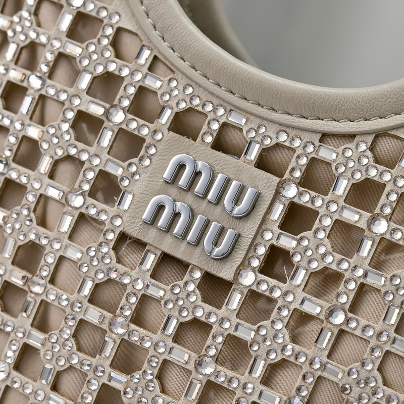 5BA281鑽石包 這款手袋通體覆蓋由人造仿水晶組成的幾何圖案，細(xì)節(jié)精緻考究，經(jīng)