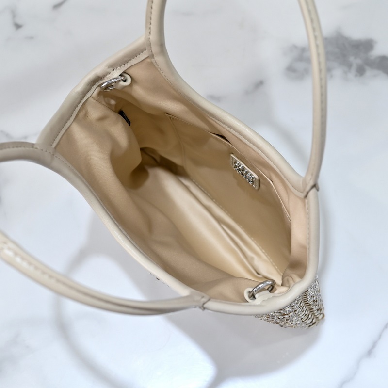 5BA281鑽石包 這款手袋通體覆蓋由人造仿水晶組成的幾何圖案，細(xì)節(jié)精緻考究，經(jīng)