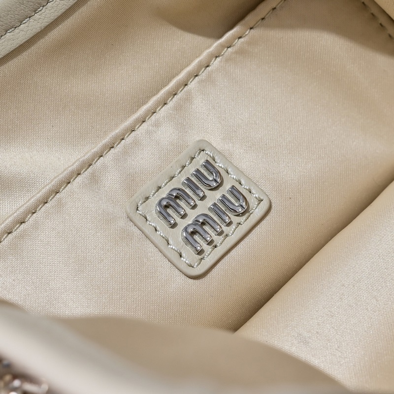 5BA281鑽石包 這款手袋通體覆蓋由人造仿水晶組成的幾何圖案，細(xì)節(jié)精緻考究，經(jīng)