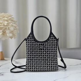 5BA281鑽石包 這款手袋通體覆蓋由人造仿水晶組成的幾何圖案，細(xì)節(jié)精緻考究，經(jīng)