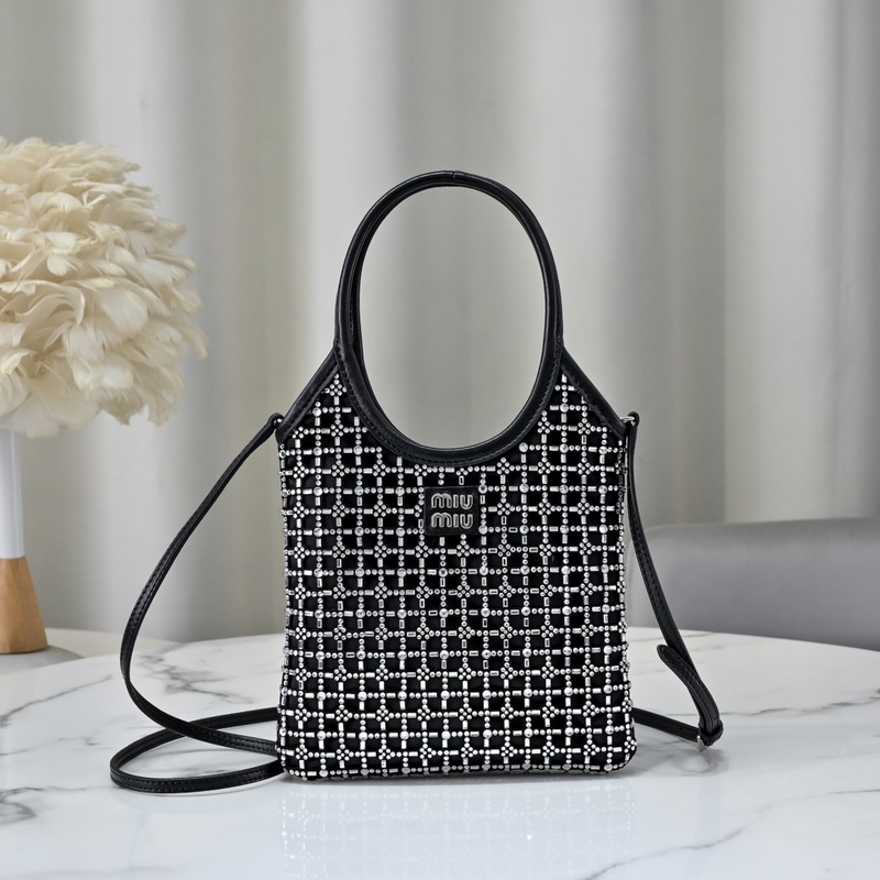 5BA281鑽石包 這款手袋通體覆蓋由人造仿水晶組成的幾何圖案，細節精緻考究，經